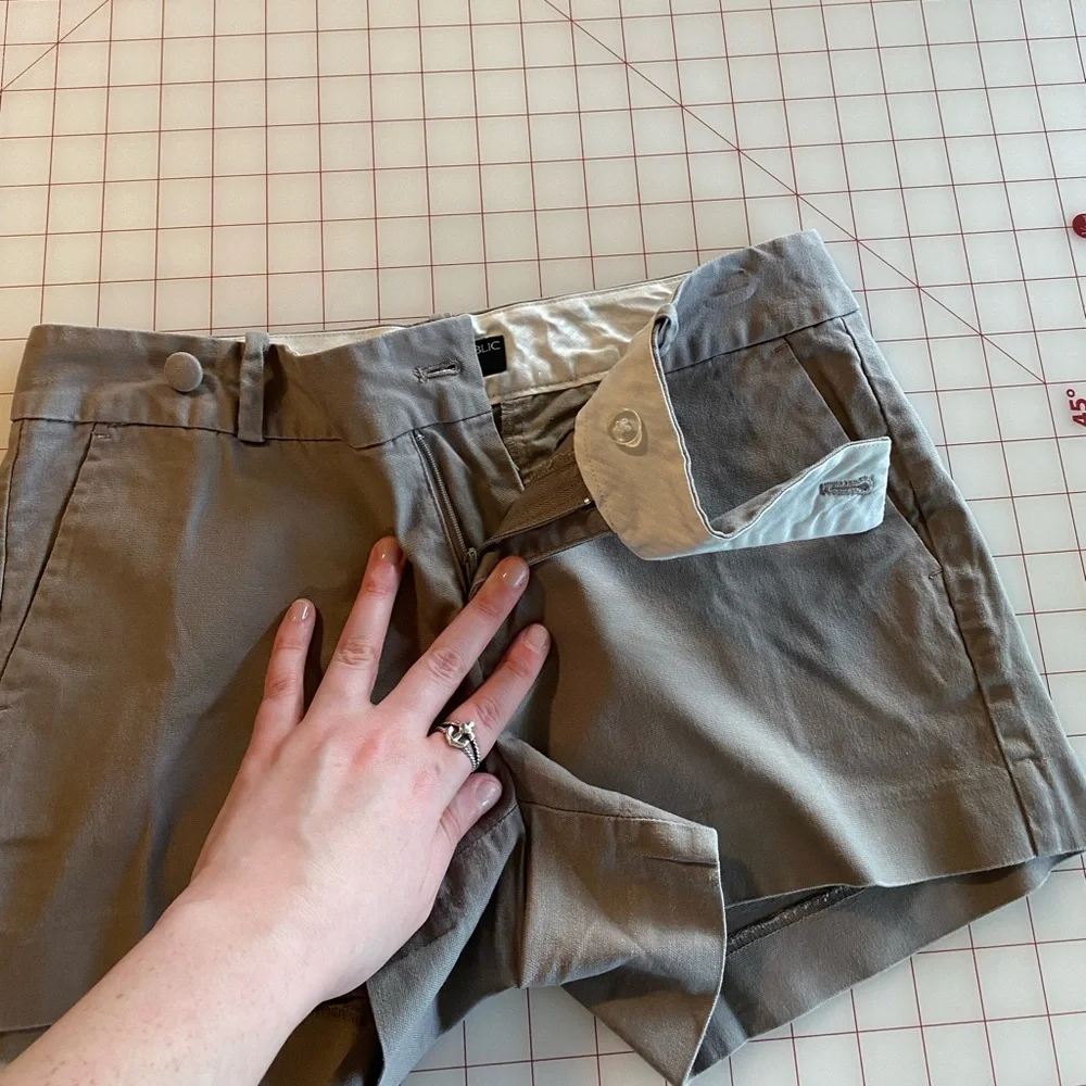 Banana Republic tan beige size 2 petite 2p bermuda casual summer shorts